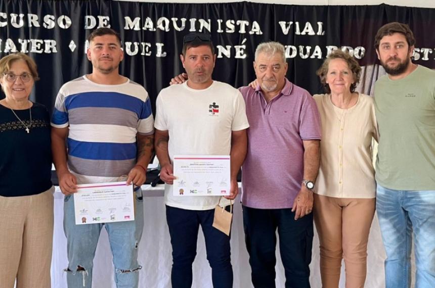 Veintin trabajadores completaron un curso de maquinaria pesada
