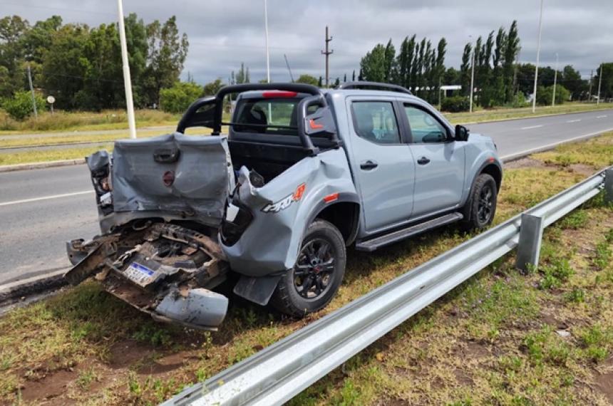 La camioneta Nissan sufrió serios daños en su parte trasera
