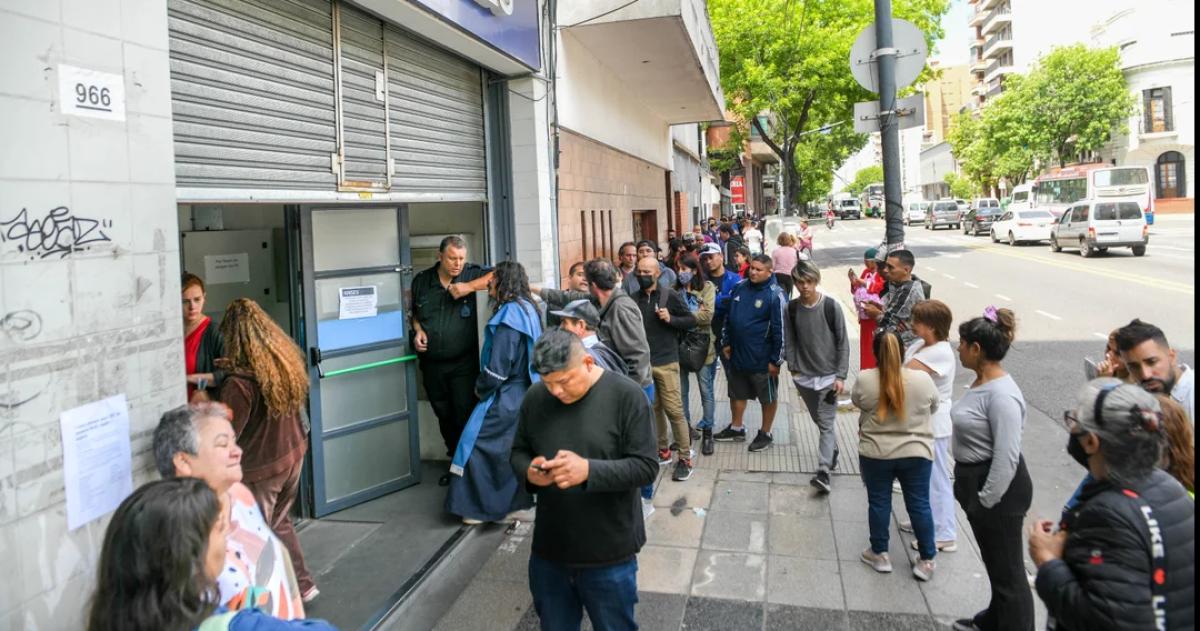 Gran cantidad de personas esperan su turno para inscribirse en una oficina de ANSES