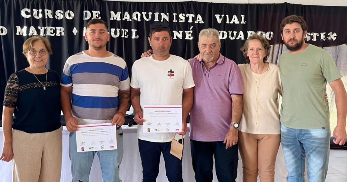 Veintin trabajadores completaron un curso de maquinaria pesada