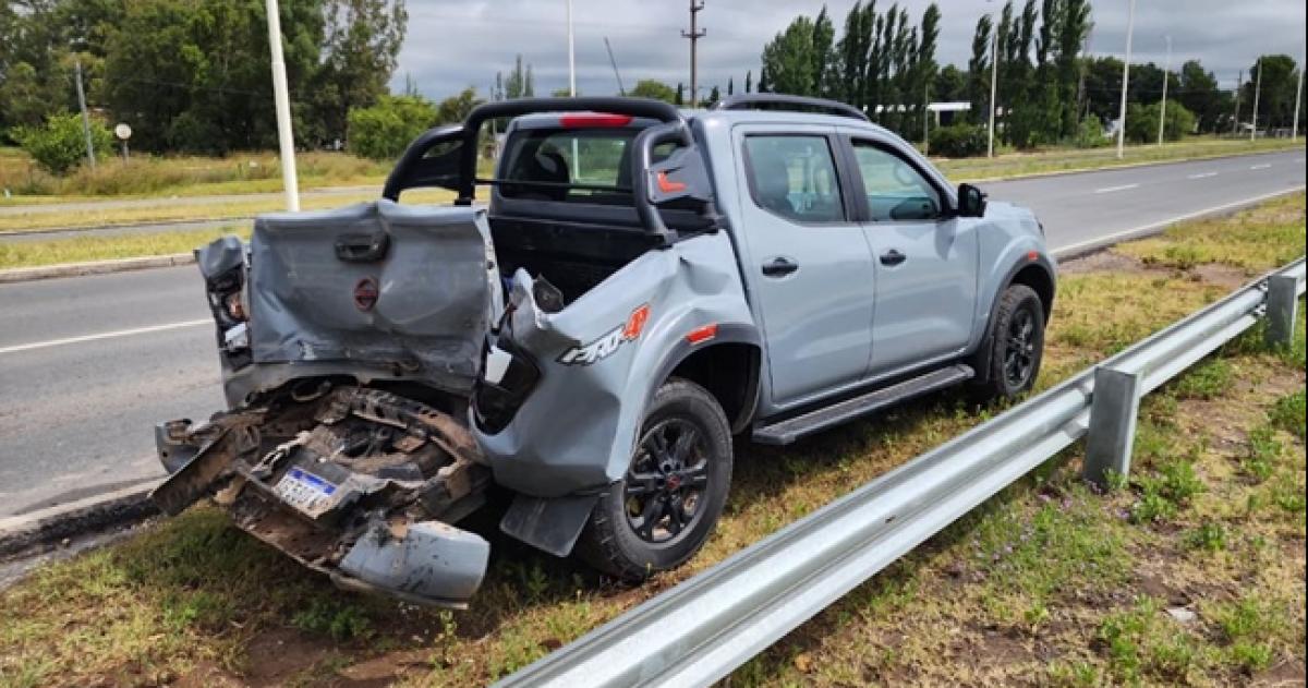 La camioneta Nissan sufrió serios daños en su parte trasera
