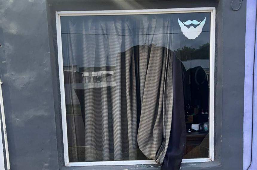 La vidriera del local ubicado en el Pasaje Lespade destrozada