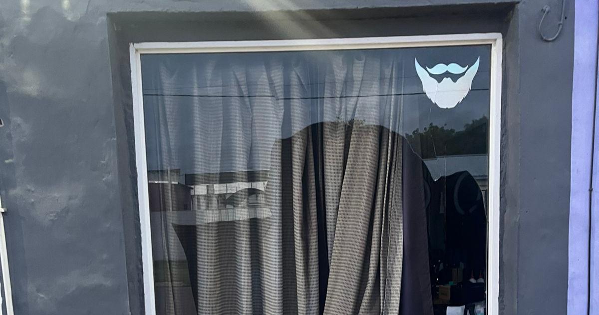 La vidriera del local ubicado en el Pasaje Lespade destrozada