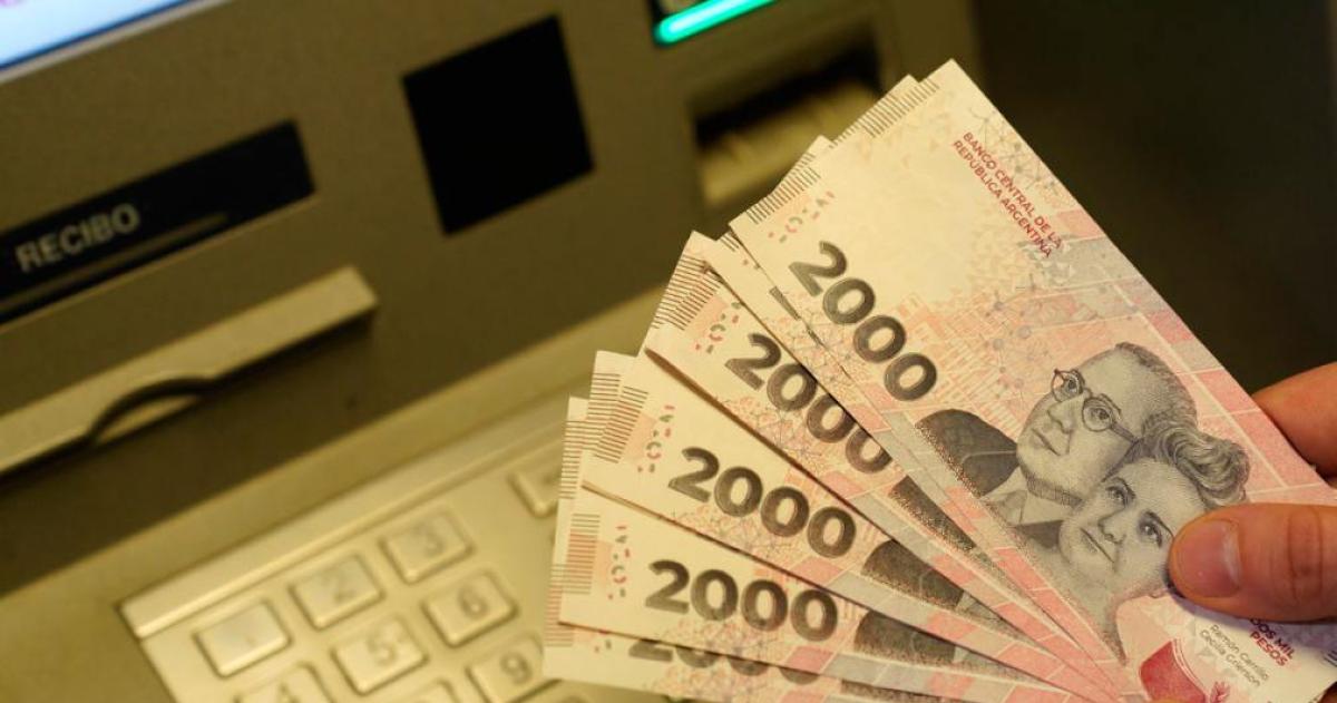 El Gobierno confirmoacute un bono de 70000 para jubilados y pensionados que cobran la miacutenima