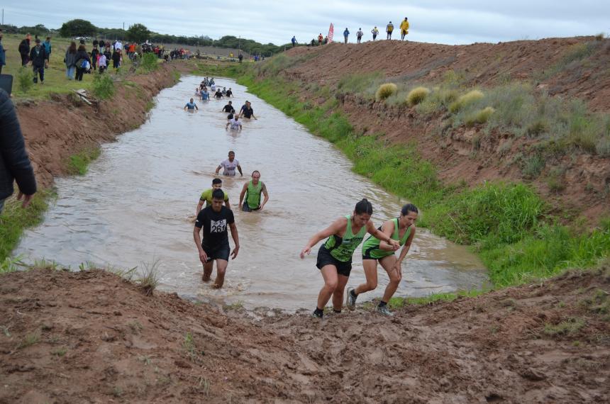 Los atletas tuvieron que superar diversos obstculos que propuso el recorrido (Foto- Municipalidad de Toay)