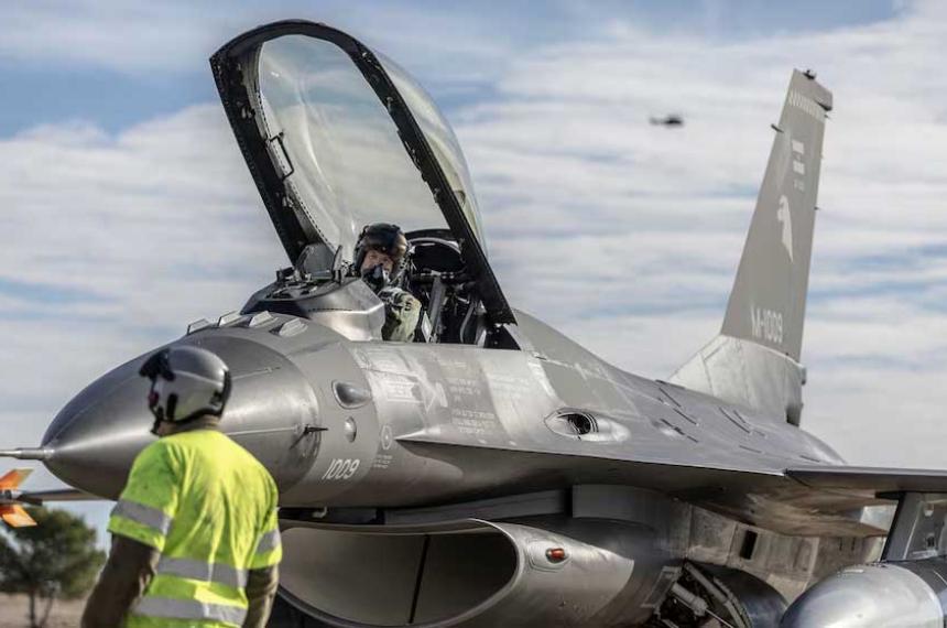 El primer grupo de seis F-16 inició su travesía hacia territorio argentino con diferentes escalas estratégicas