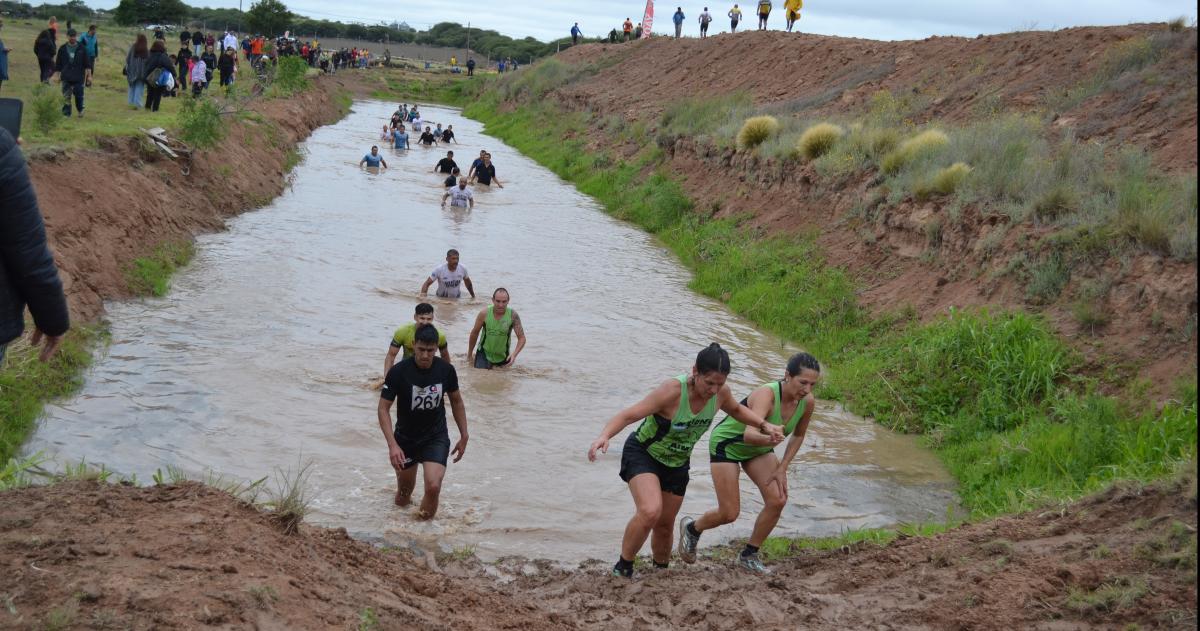 Los atletas tuvieron que superar diversos obstculos que propuso el recorrido (Foto- Municipalidad de Toay)