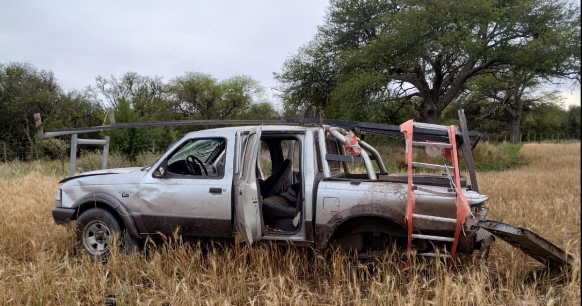 Volcoacute una camioneta de una de las empresas que cablean para Clariacuten en Santa Rosa