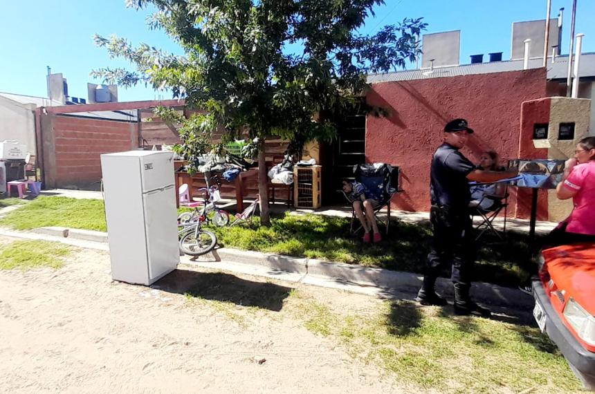 Desalojaron a una madre con dos nintildeos- Es una injusticia