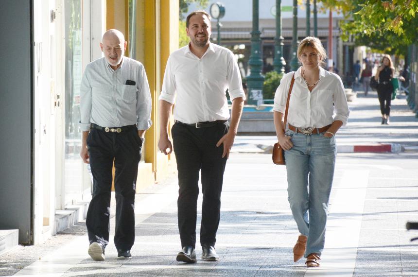 El intendente flanquedo por Heriberto Mediza y Carmina Besga