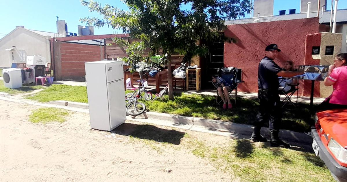 Desalojaron a una madre con dos nintildeos- Es una injusticia