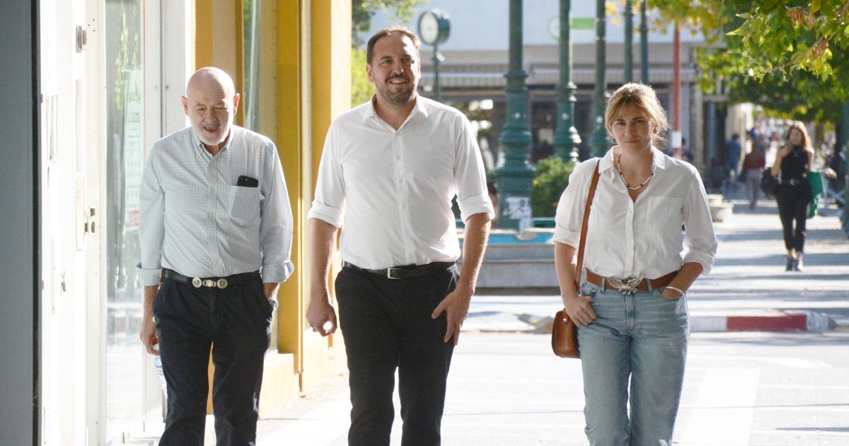 El intendente flanquedo por Heriberto Mediza y Carmina Besga