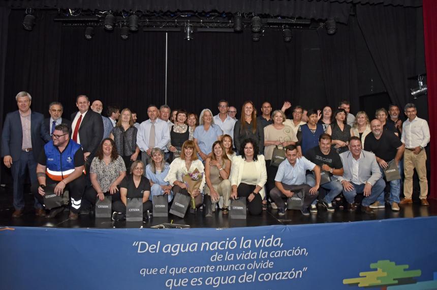 Reconocen a agentes con 25 antildeos de servicio