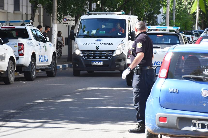 El cadete herido en Jefatura permanece delicado pero con mejoriacutea