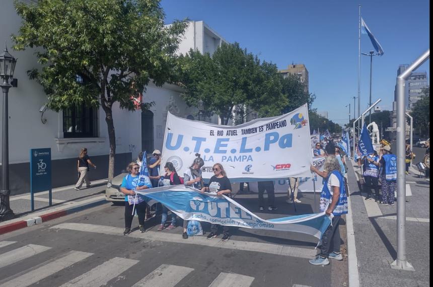 La docencia marcha a Casa de Gobierno para reclamar por maacutes salario