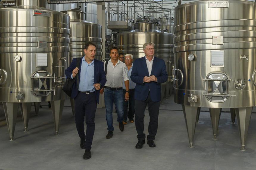 Ziliotto recorrió la bodega y mantuvo una reunión de trabajo en la Villa