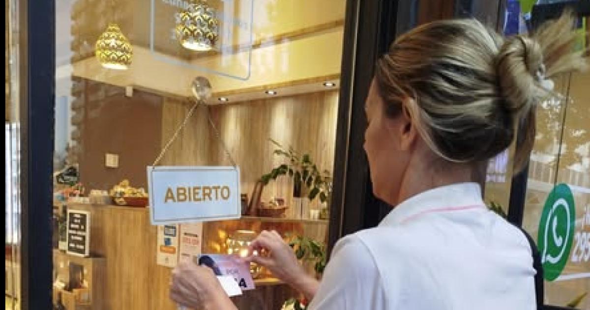 Alejandra Falcón pegando carteles pidiendo justicia por Lía El viernes 5 hay una marcha