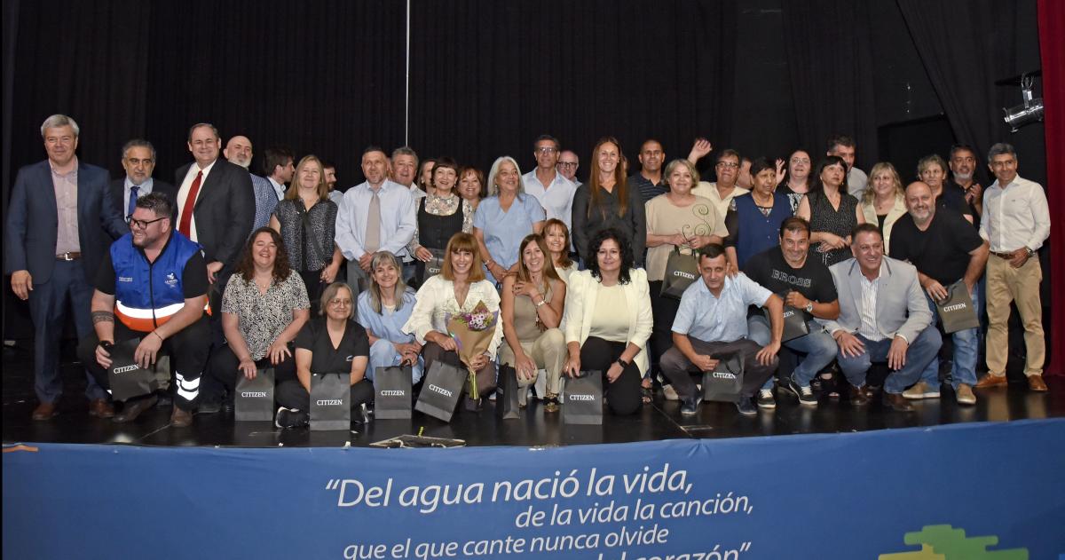 Reconocen a agentes con 25 antildeos de servicio