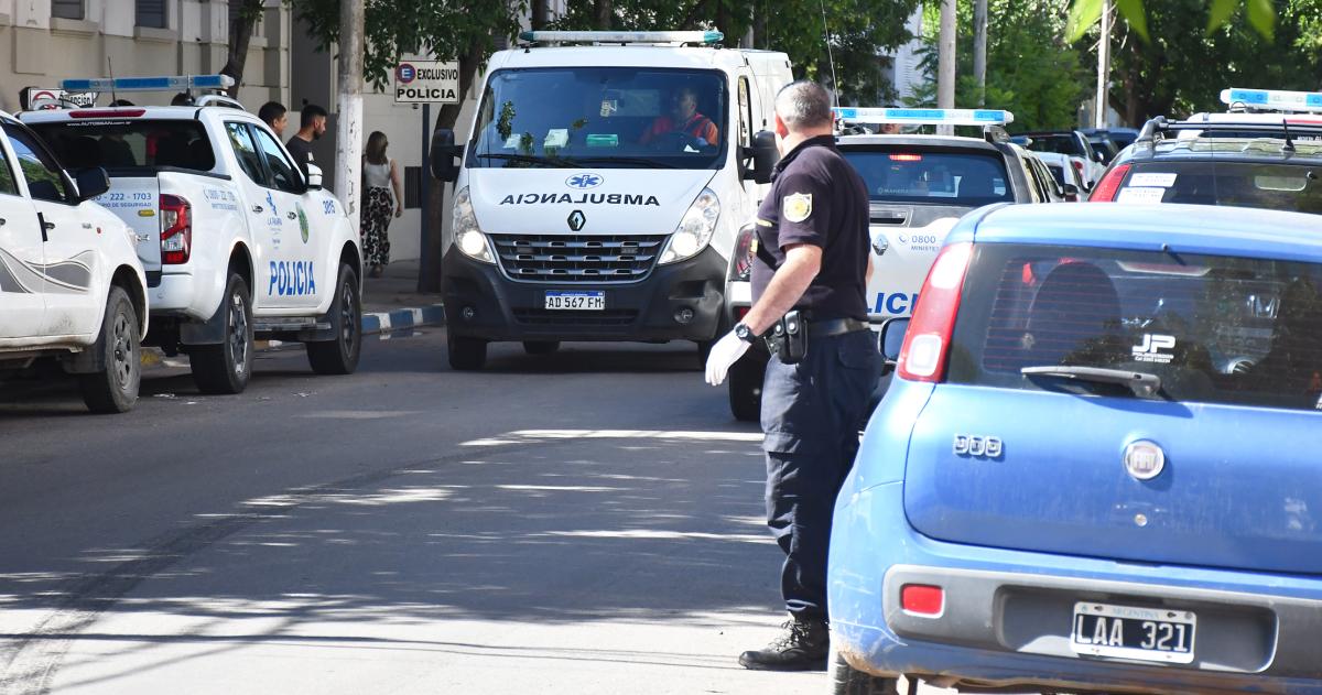 El cadete herido en Jefatura permanece delicado pero con mejoriacutea