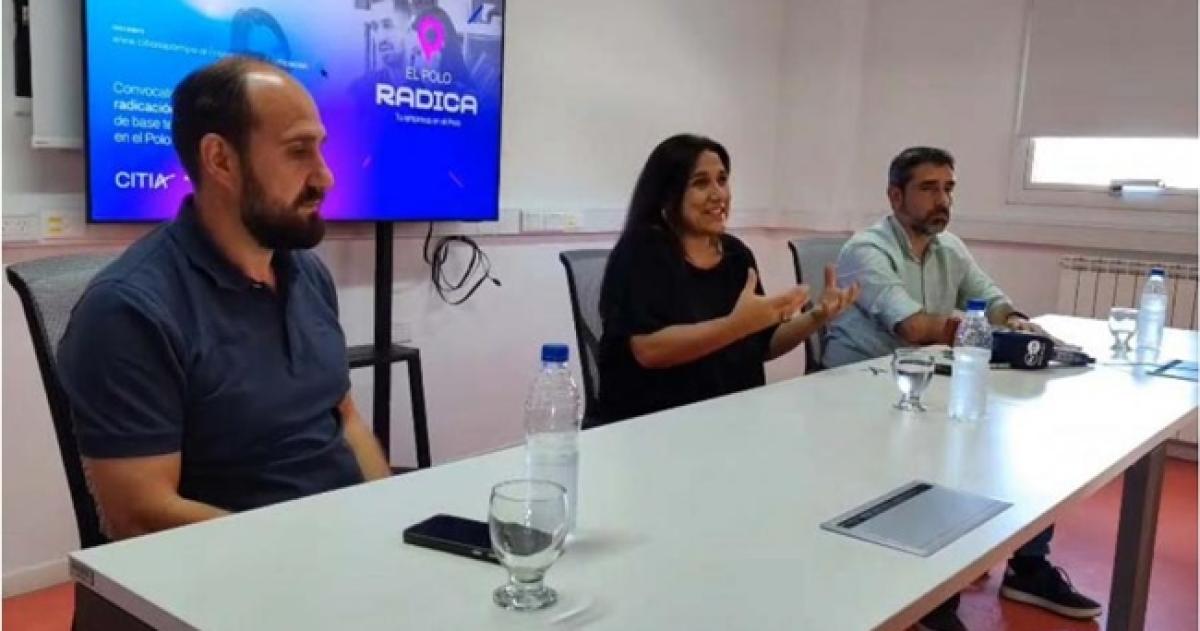 Verónica Duarte directora de CITIA  Fernando Stachiotti director de Gobierno y Santiago Ceberio gerente de Incubación encabezaron la conferencia de prensa