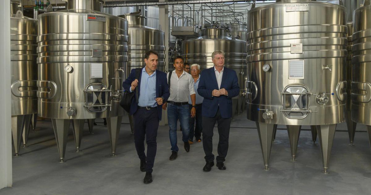 Ziliotto recorrió la bodega y mantuvo una reunión de trabajo en la Villa