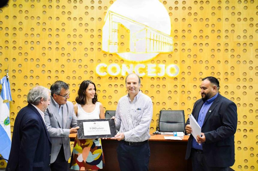 Concejales entregaron un reconocimiento a la empresa Toms De León por los 100 años de trayectoria