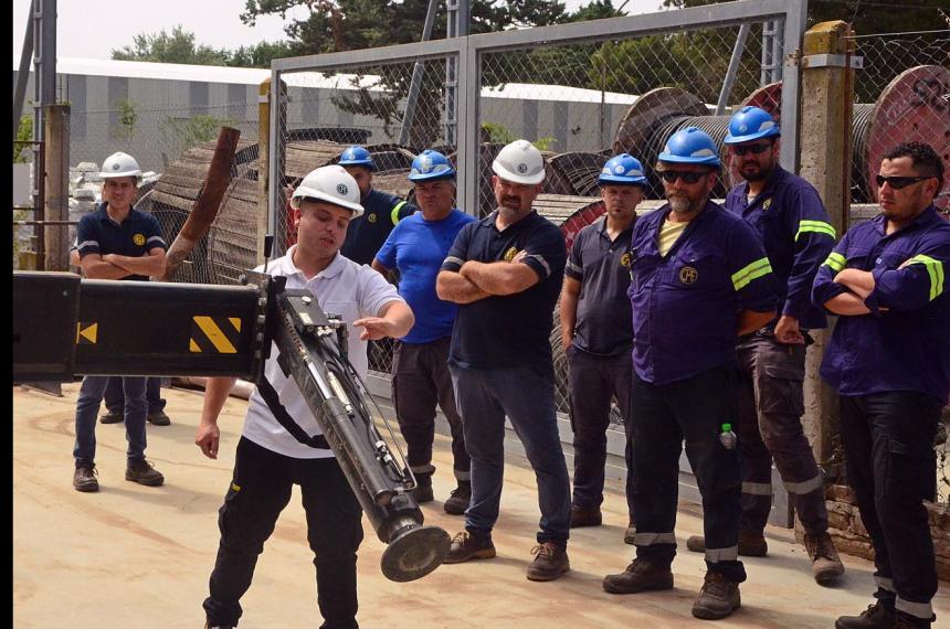 Capacitan a 90 trabajadores de la CPE en el manejo de nuevas gruacuteas e hidroelevadores