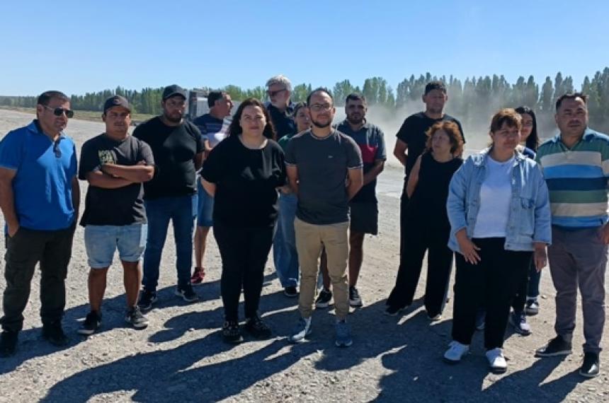 Vecinos referentos políticos y de entidades pblicas recorrieron el sector intransitable de la Ruta 151