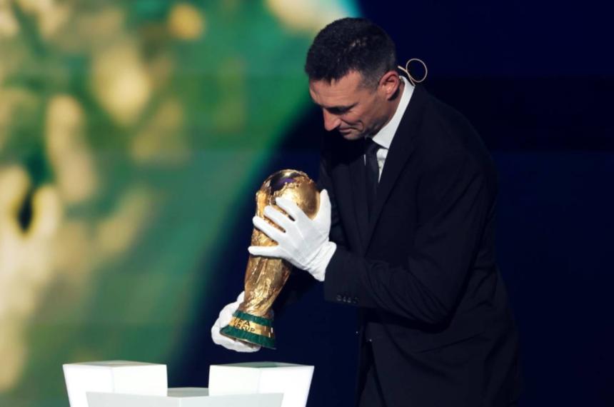 Scaloni entregó la Copa del Mundo antes del sorteo