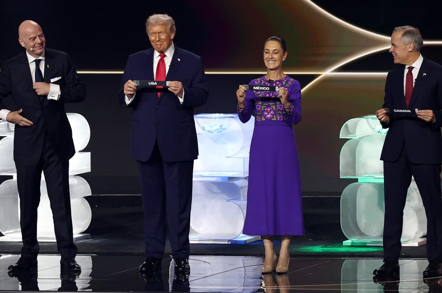 Gianni Infantino junto a los presidentes de los tres países organizadores