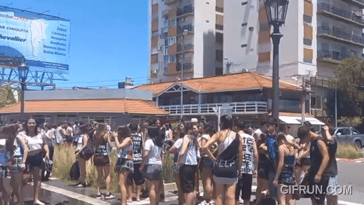 Festejo con alto riesgo- alumnos de colegios de Santa Rosa y Toay se bantildearon en la fuente del Centro Ciacutevico
