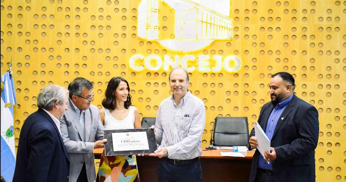 Concejales entregaron un reconocimiento a la empresa Tom�s De León por los 100 años de trayectoria