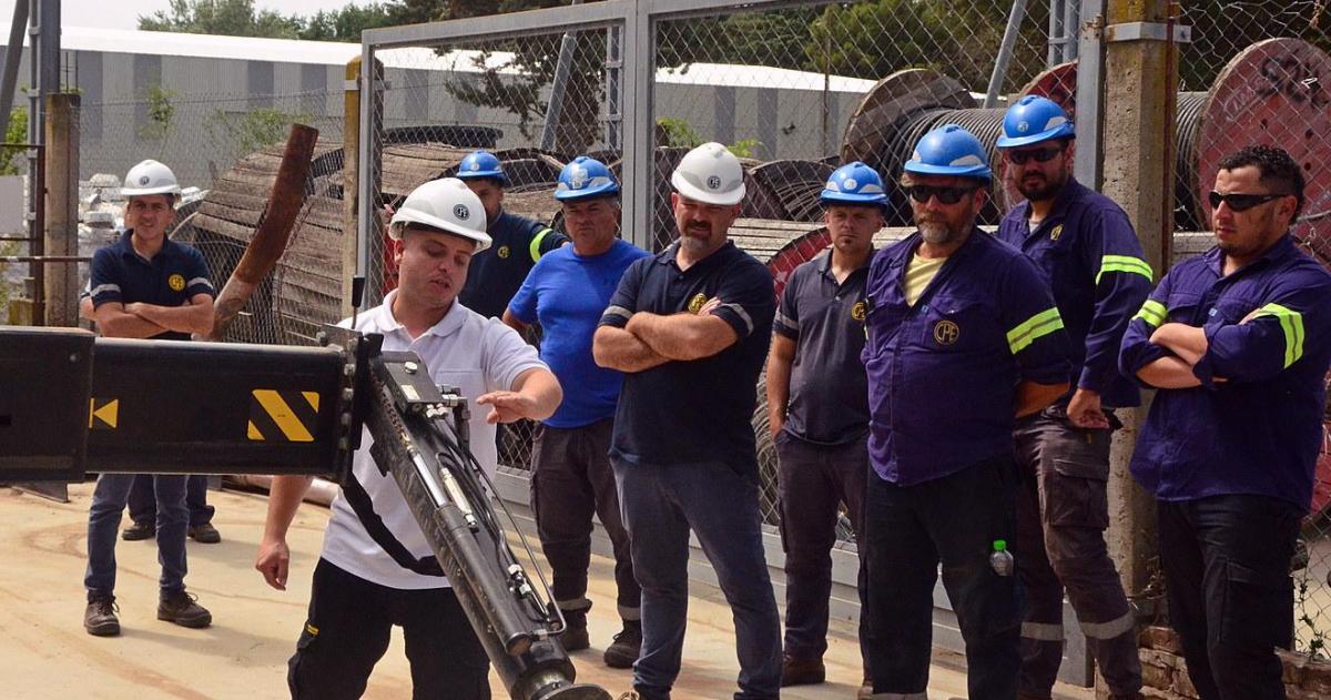 Capacitan a 90 trabajadores de la CPE en el manejo de nuevas gruacuteas e hidroelevadores