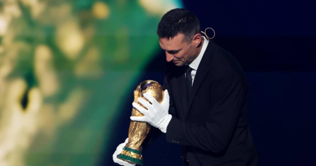 Scaloni entregó la Copa del Mundo antes del sorteo