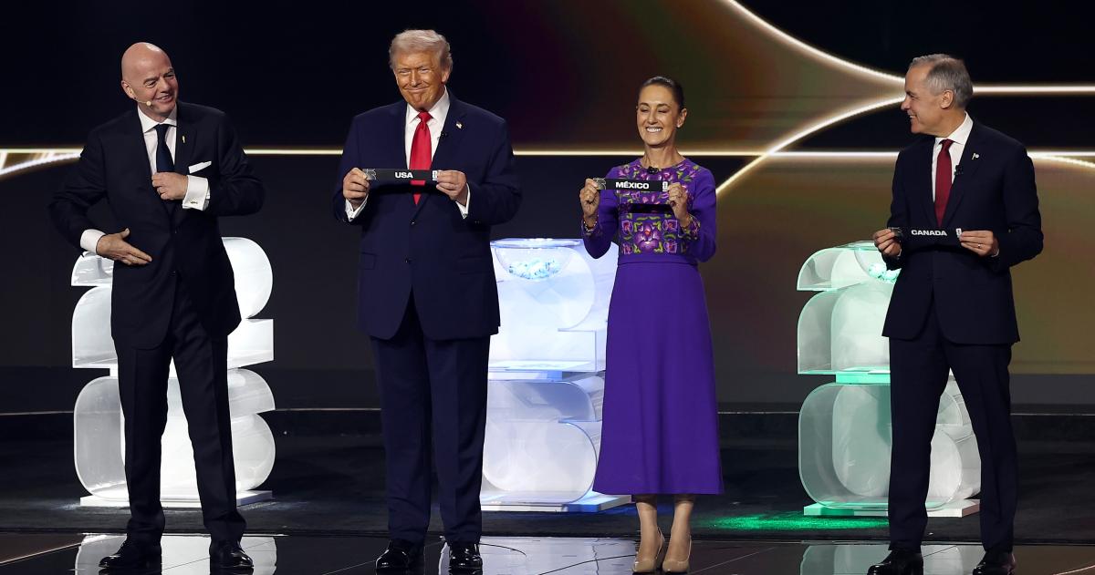 Gianni Infantino junto a los presidentes de los tres países organizadores