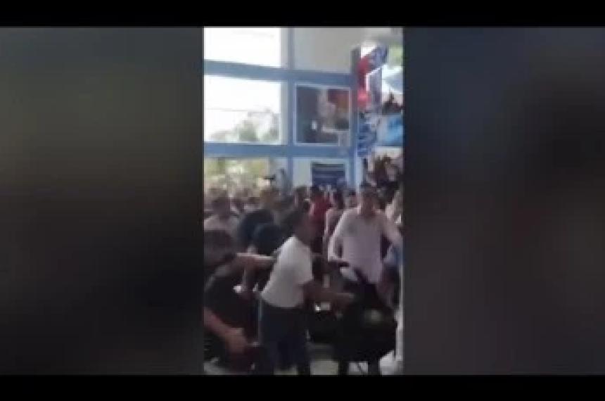  En plena gresca Ishii pidió calma por micrófono pero nadie lo escuchó