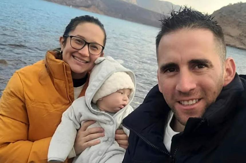Nahuel Gallo con su esposa María Alexandra Gómez y su hijo antes de la detención