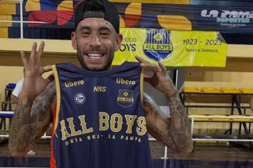 Ulises Bueno muestra la camiseta de basquet de All Boys un souvenier que se llevó de la capital pampeana