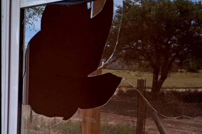 Uno de los vidrios dañados a piedrazos