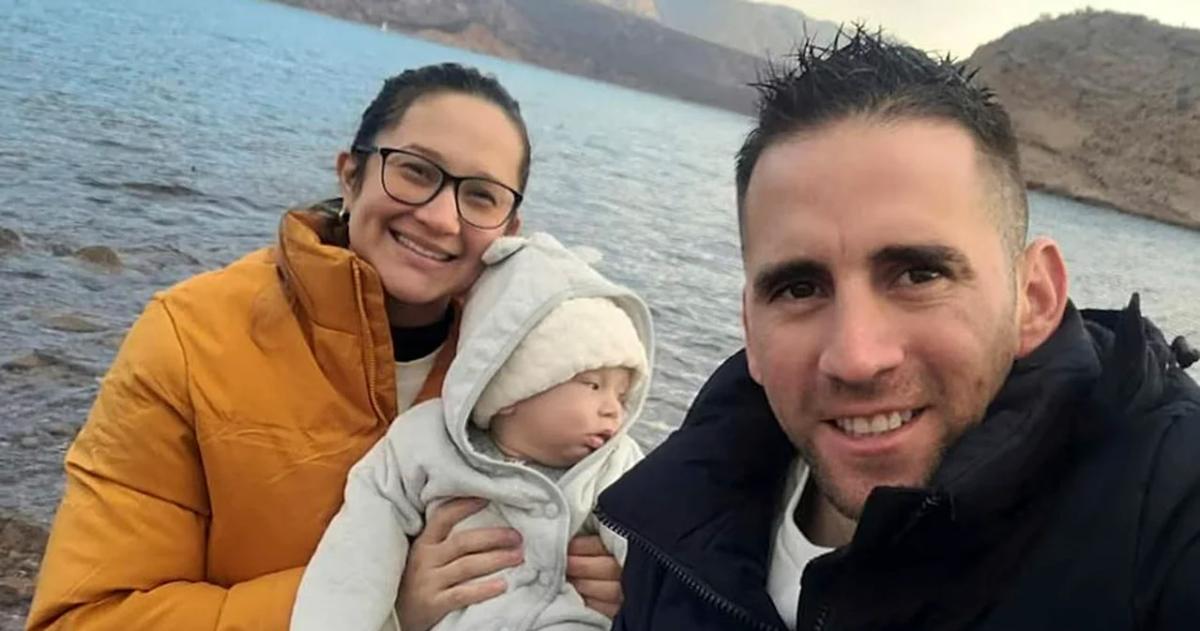 Nahuel Gallo con su esposa María Alexandra Gómez y su hijo antes de la detención