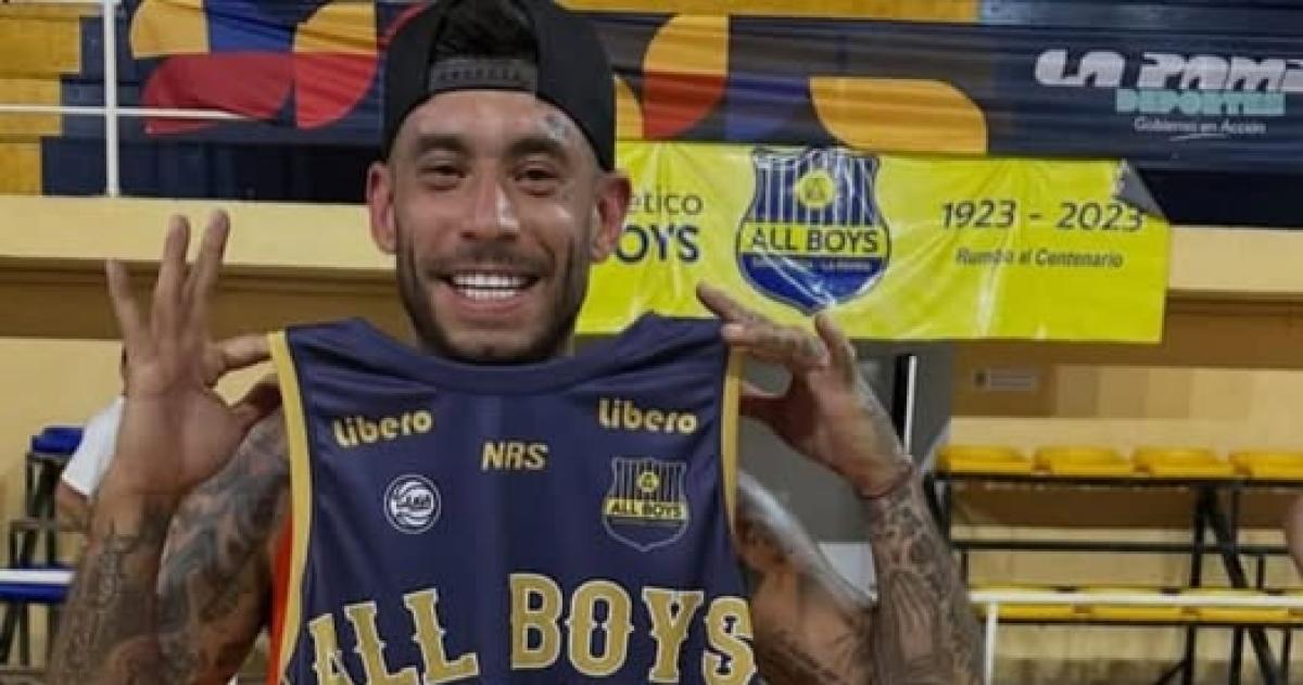 Ulises Bueno muestra la camiseta de basquet de All Boys un souvenier que se llevó de la capital pampeana
