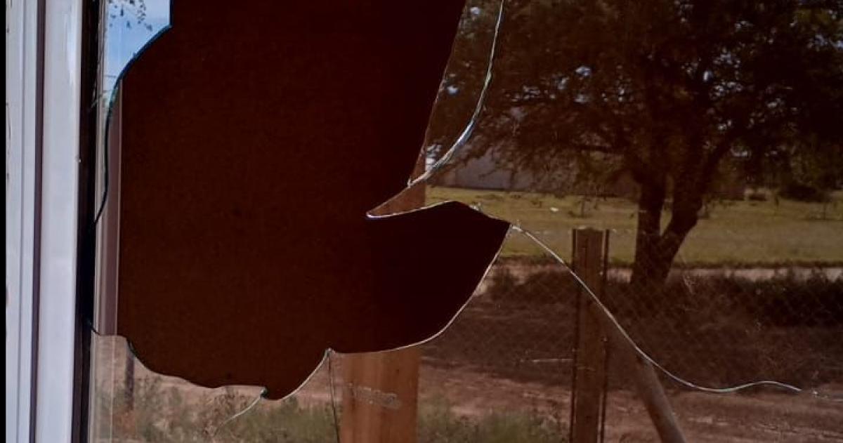 Uno de los vidrios dañados a piedrazos