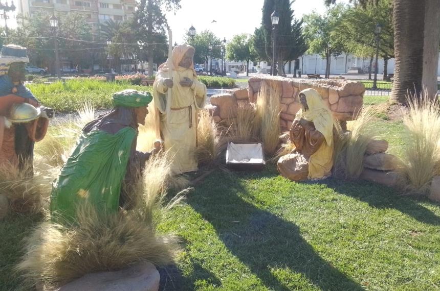 El pesebre armado por el municipio frente a la Catedral