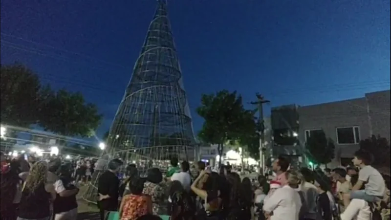 Di Naacutepoli encendioacute el Arbolito en el Parque Lineal