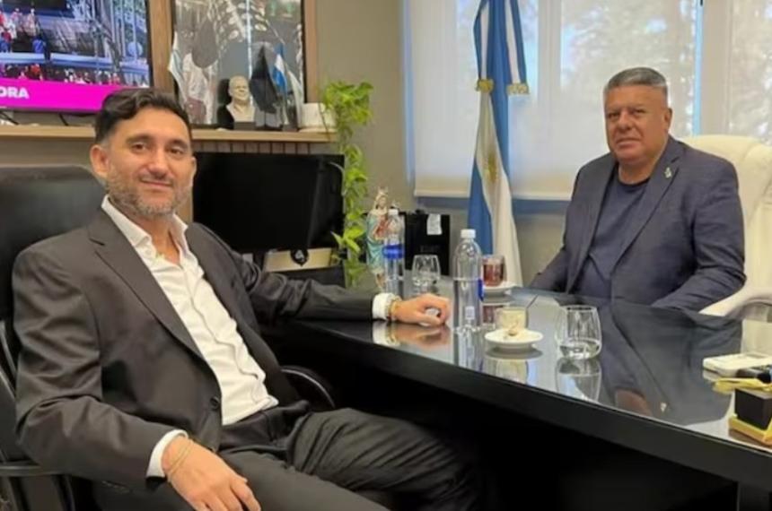 Ariel Vallejo de Sur Finanzas y el presidente de la AFA Claudio Chiqui Tapia