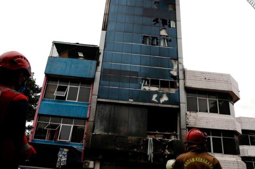 Indonesia- al menos 22 muertos incluida una mujer embarazada en el incendio de un edificio en Yakarta