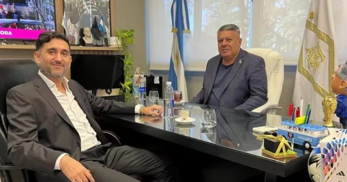 Ariel Vallejo de Sur Finanzas y el presidente de la AFA Claudio Chiqui Tapia