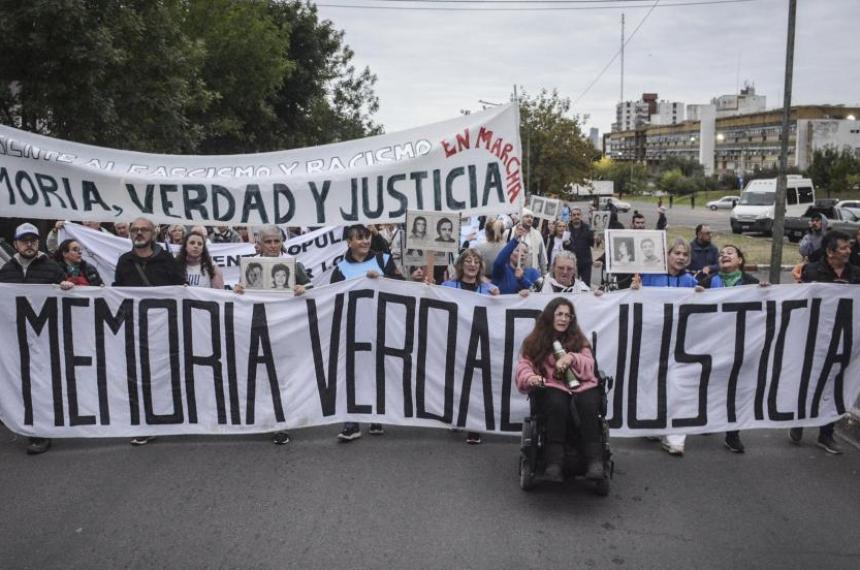 Manifestacioacuten en la Plaza- alzar la voz contra las injusticias