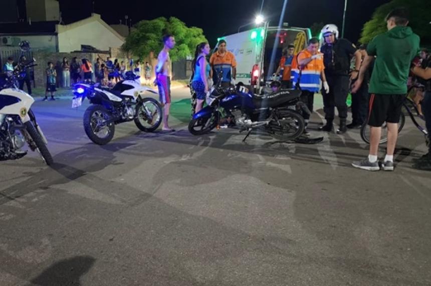 Chocaron dos motos un conductor huyoacute pero regresoacute luego para que lo atendieran