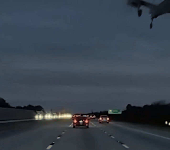 Una avioneta se estrelloacute contra un auto en una autopista en Florida